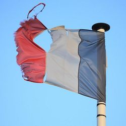 Drapeau-dechire